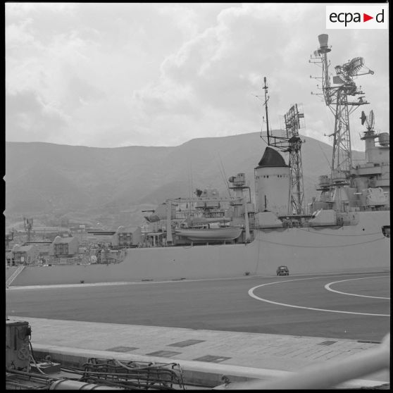 [Le croiseur Colbert amarré dans le port d'Oran.]