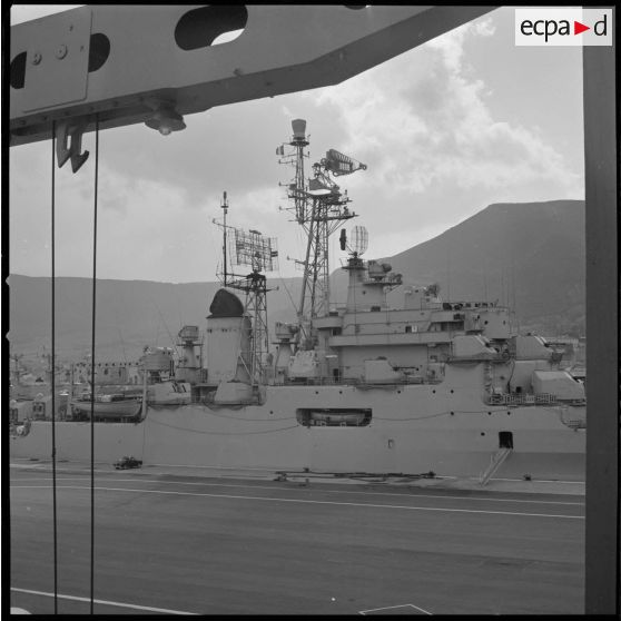 [Le croiseur Colbert amarré dans le port d'Oran.]