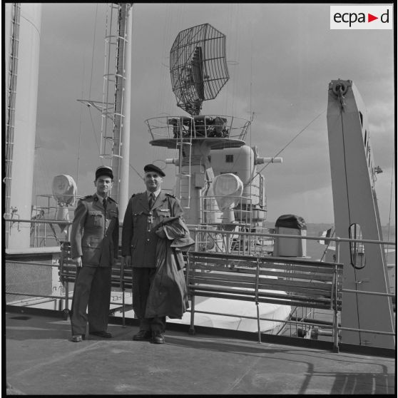 [Commandant de l'armée de Terre et aumônier militaire posant sur le croiseur Colbert à Oran.]