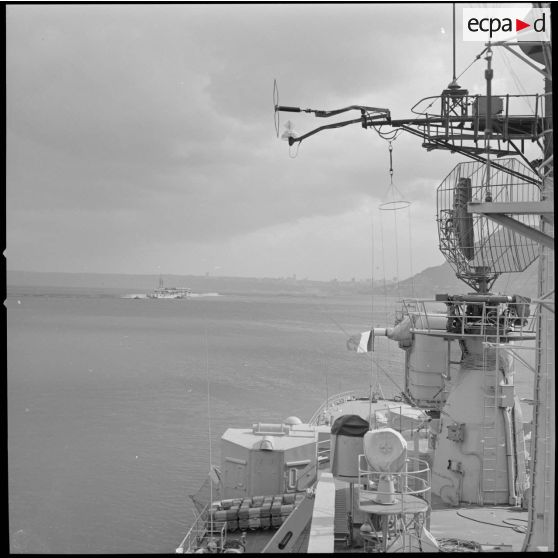 [La proue et la tour de contrôle du croiseur Colbert à Oran.]