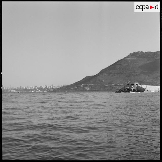 [Le port d'Oran et le mont Aïdour.]