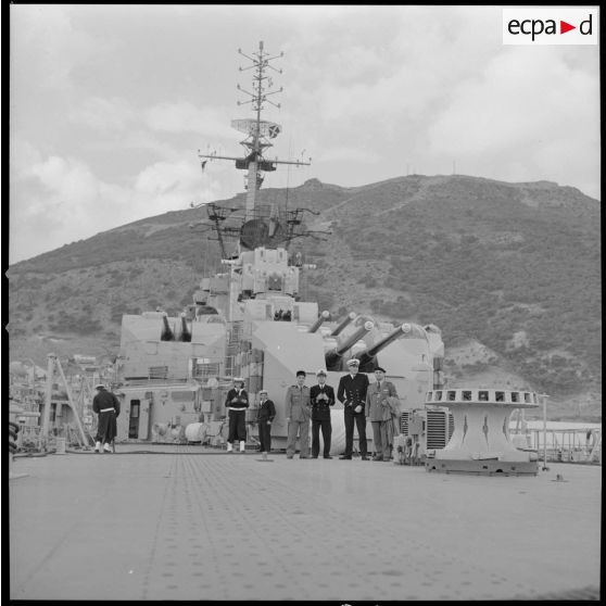 [Aumôniers militaires et officiers de la Marine nationale posant à bord du Colbert à Oran.]