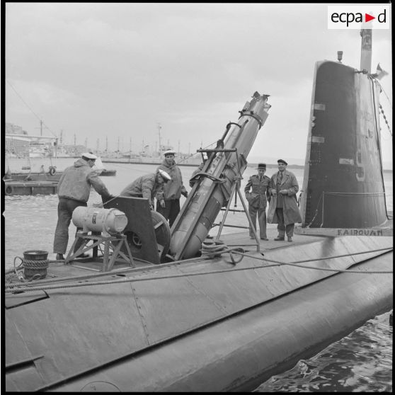 [Marins devant le kiosque du sous-marin Amazone (Q239) dans la base navale de Mers el-Kébir.]