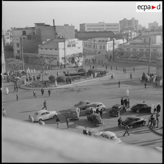 [Population civile sortant dans les rues pour célébrer l'indépendance de l'Algérie.]