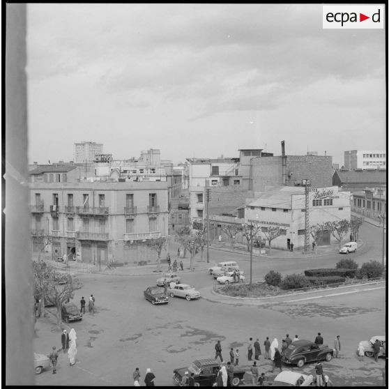 [Population civile sortant dans les rues pour célébrer l'indépendance de l'Algérie.]