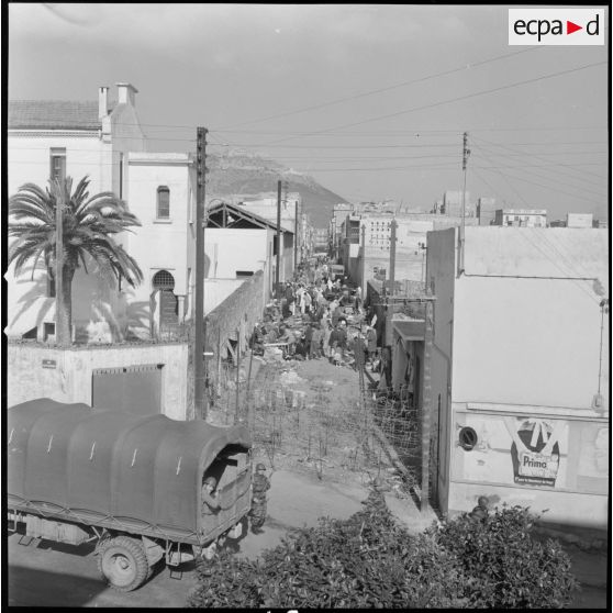 [Vue en hauteur de la population civile dans une rue d'Oran.]