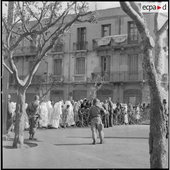 [Eléments de la Force locale discutant avec la population civile rassemblée sur la place du Docteur Roux à Oran.]