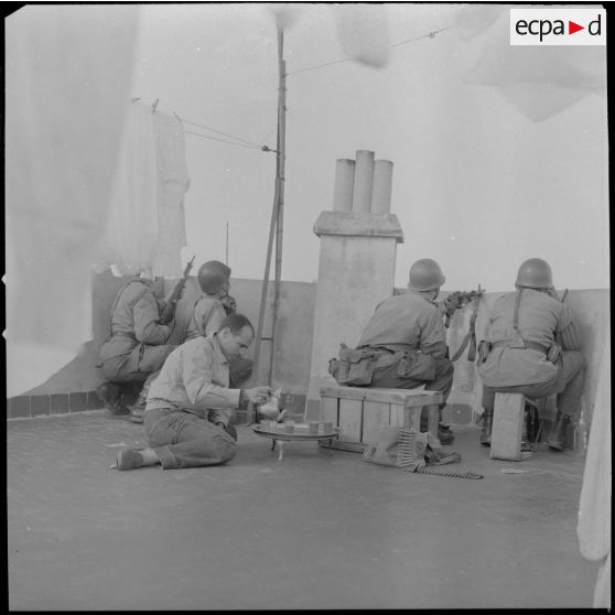 [Eléments de la Force locale postés sur le toit-terrasse d'un immeuble de la place du Docteur Roux à Oran.]