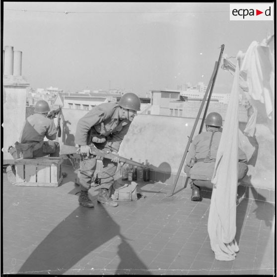 [Eléments de la Force locale postés sur le toit-terrasse d'un immeuble de la place du Docteur Roux à Oran.]