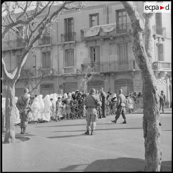 [Eléments de la Force locale discutant avec la population civile rassemblée sur la place du Docteur Roux à Oran.]