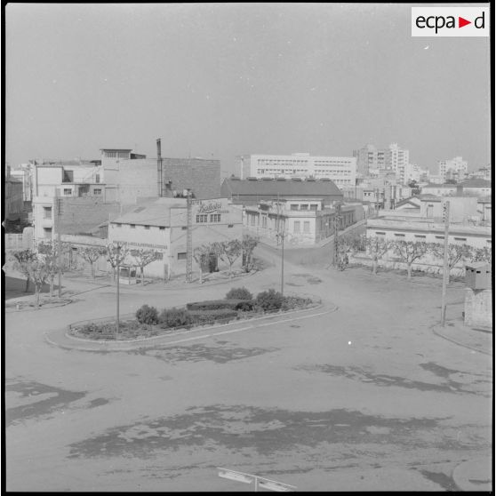 [Vue de la place du Docteur Roux, à Oran, prise d'un toit-terrasse.]