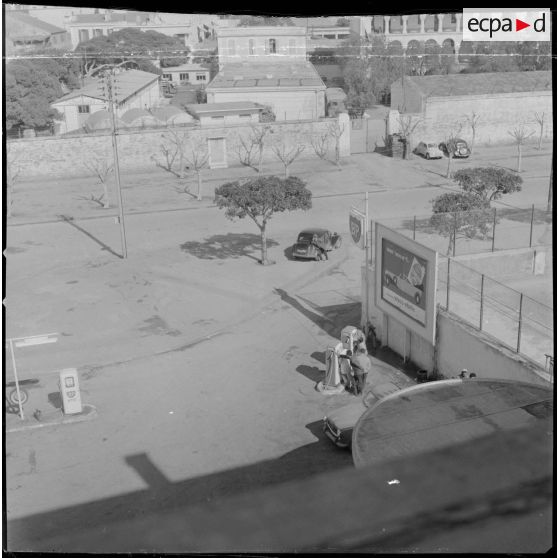 [Vue en plongée de la station essence de la place du Docteur Roux à Oran.]