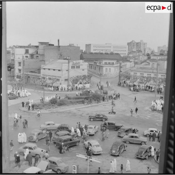 [Population civile sortant dans les rues pour célébrer l'indépendance de l'Algérie.]