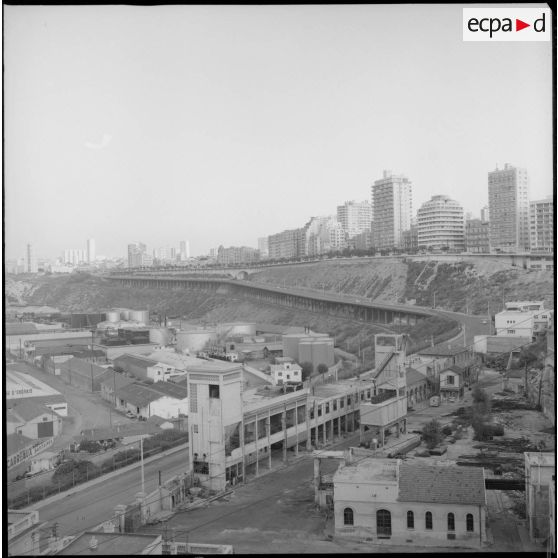 [Vue sur la ville d'Oran et la rampe Valès longeant les docks du port.]