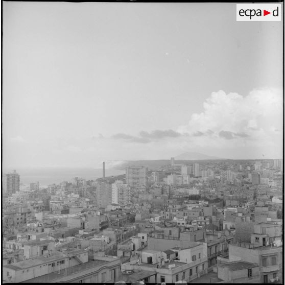 [Vue générale de la ville d'Oran bordant la mer.]