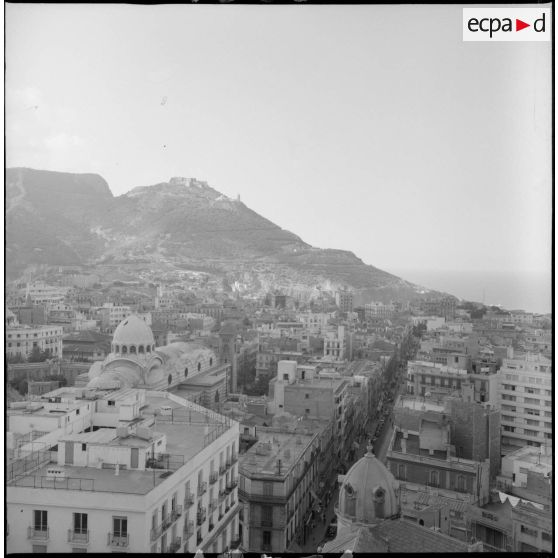 [Vue en hauteur sur la vile d'Oran au pied du mont Aïdour.]