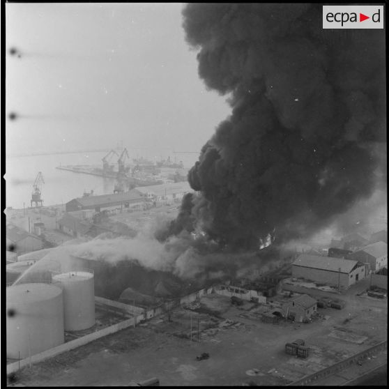 [Port d'Oran en feu.]