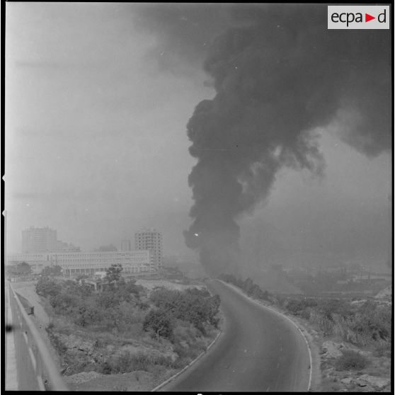 [Route menant au port d'Oran en feu.]