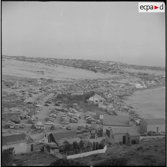 [Village bordant une plage d'Oran.]