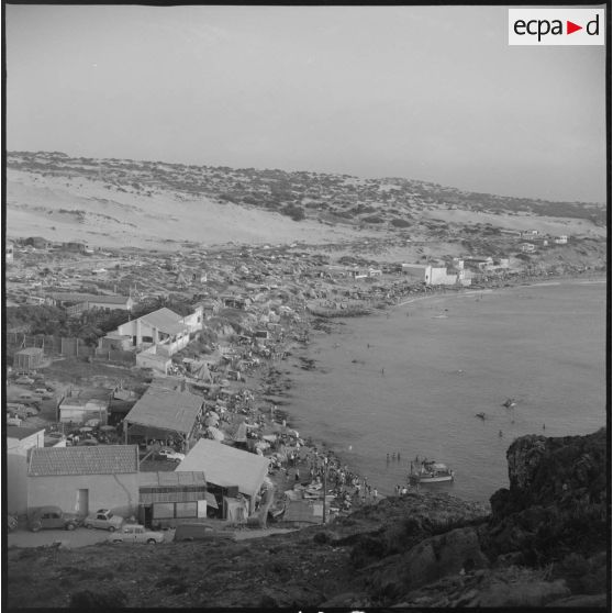 [Population civile au bord d'une plage d'Oran.]