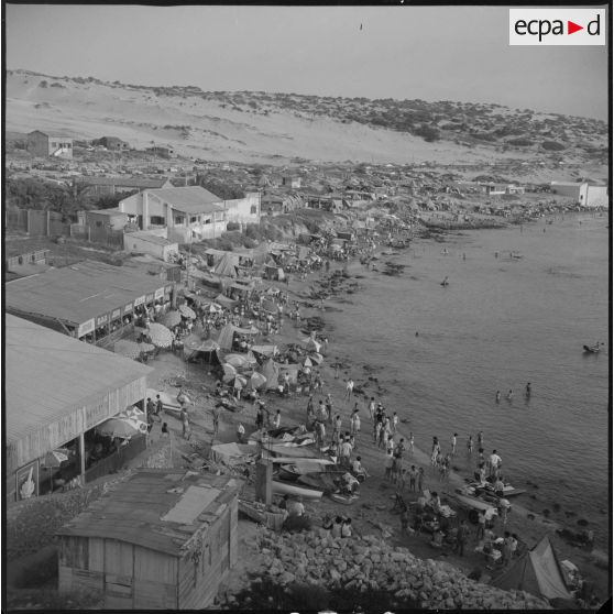 [Population civile au bord d'une plage d'Oran.]