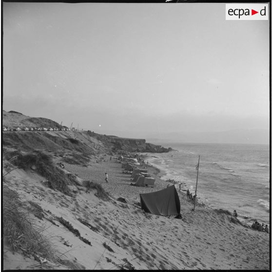 [Population civile à la plage d'Aïn-el-Turck à Oran.]