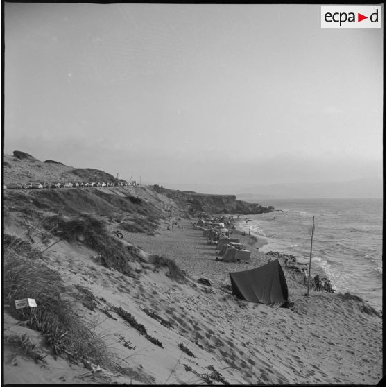 [Population civile à la plage d'Aïn-el-Turck à Oran.]