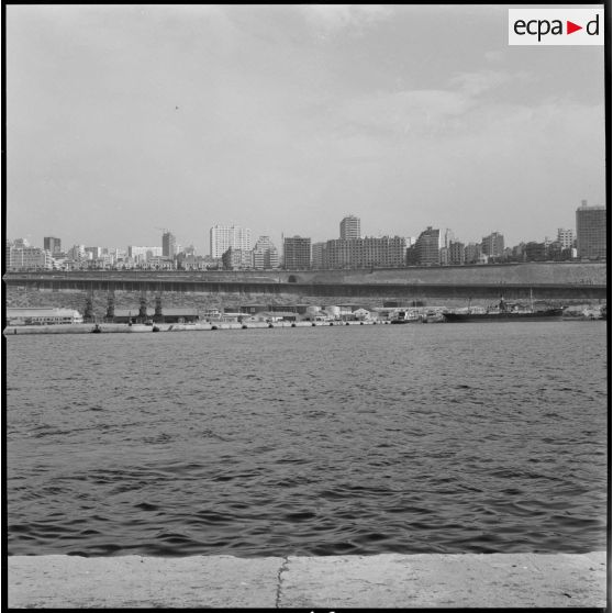 [Vue sur le port d'Oran et sa ville.]