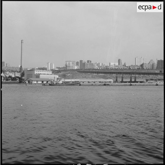 [Vue sur le port et la cheminée de la centrale thermique d'Oran.]