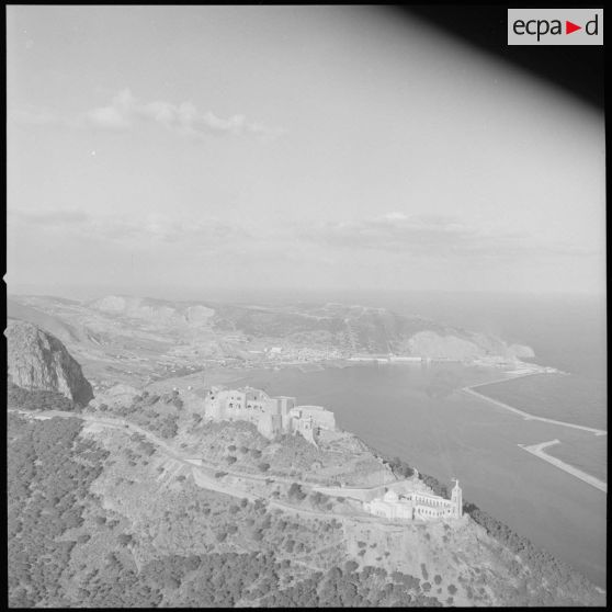 [Vue aérienne de la chapelle et du fort de Santa Cruz.]