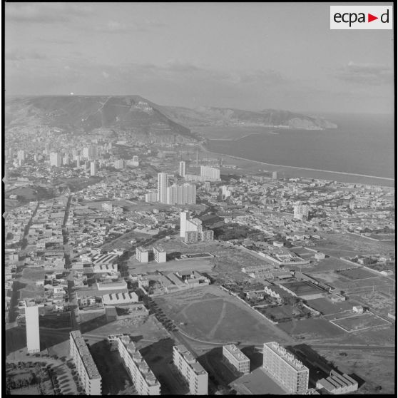 [Vue aérienne de la ville d'Oran bordant les côtes de la mer Méditérannée.]