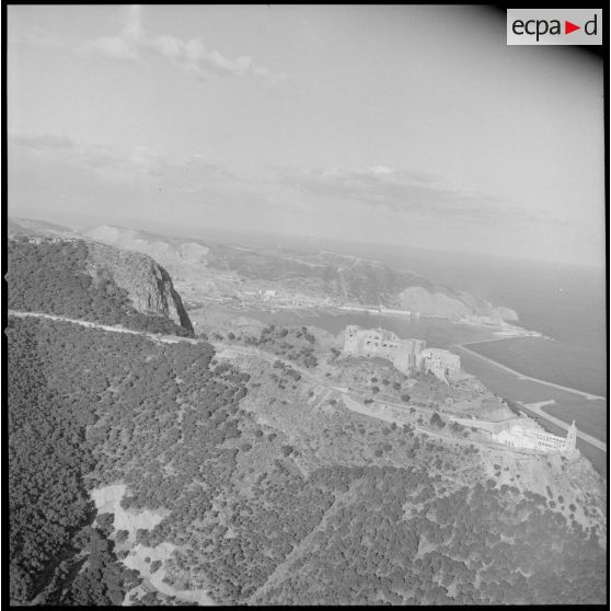 [Vue aérienne de la chapelle et du fort de Santa Cruz.]