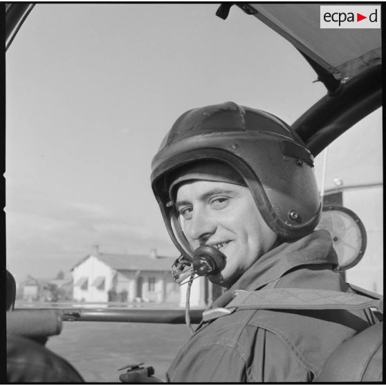 [Portrait d'un pilote de l'aviation légère de l'Armée de Terre (ALAT).]