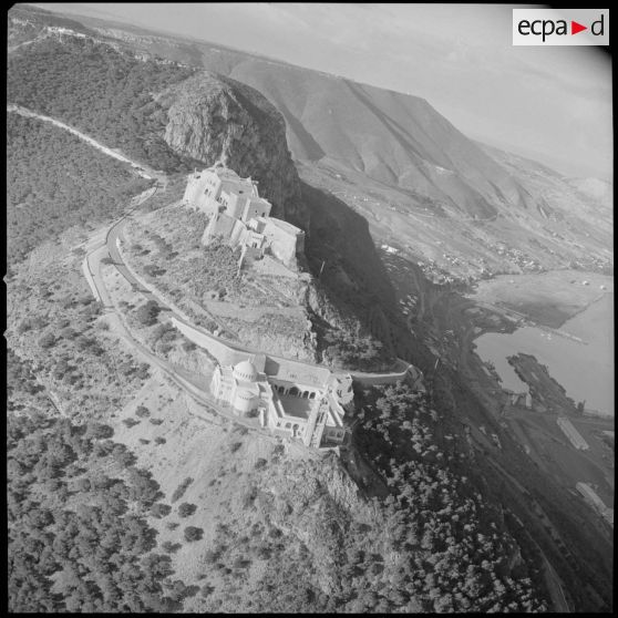 [Vue aérienne de la chapelle et du fort de Santa Cruz.]