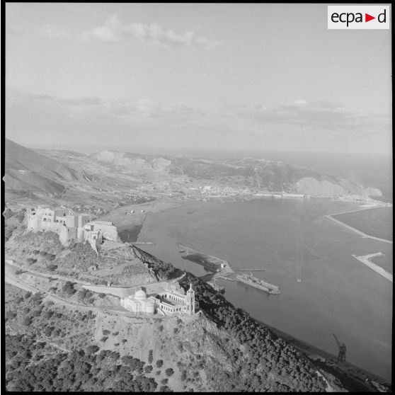 [Vue aérienne de la chapelle et du fort de Santa Cruz.]