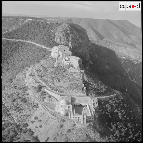 [Vue aérienne de la chapelle et du fort de Santa Cruz.]