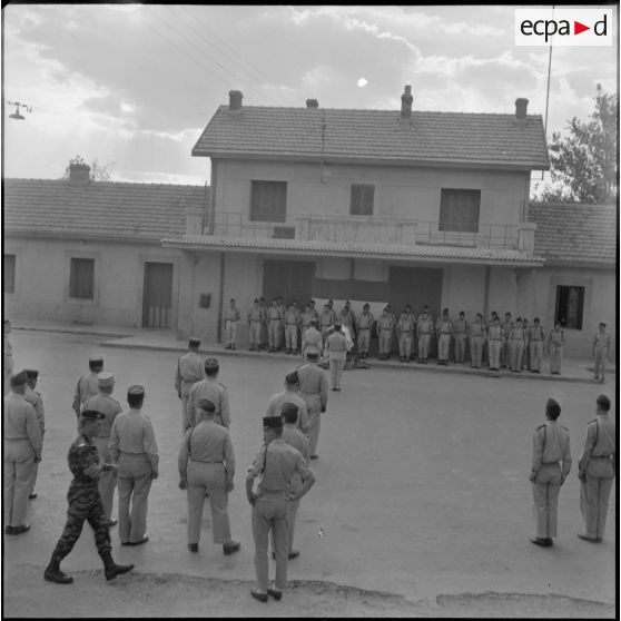 [Soldats du 2e régiment de zouaves (RZ) au garde-à-vous.]