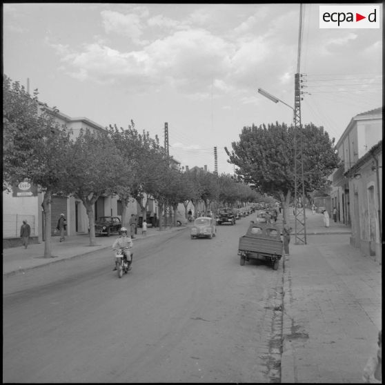 [Convoi de véhicule circulant dans une rue lors d'une cérémonie d'obsèques militaires.]