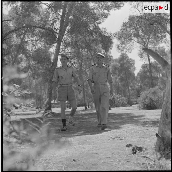 [Soldats de la 5e compagnie du 2e régiment de zouaves (RZ) marchand au campement de la forêt Moulay Ismaïl.]