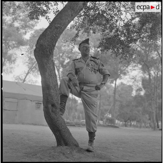 [Capitaine de la 5e compagnie du 2e régiment de zouaves (RZ) posant au campement de la forêt Moulay Ismaïl.]