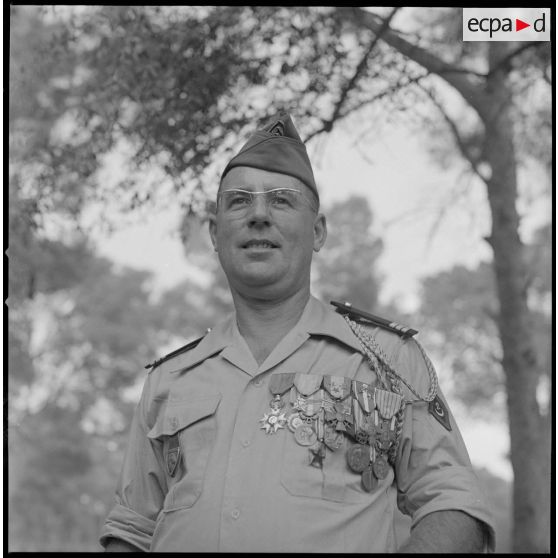 [Capitaine de la 5e compagnie du 2e régiment de zouaves (RZ) posant au campement de la forêt Moulay Ismaïl.]