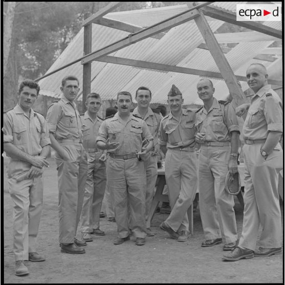 [Soldats de la 5e compagnie du 2e régiment de zouaves (RZ) posant au campement de la forêt Moulay Ismaïl.]