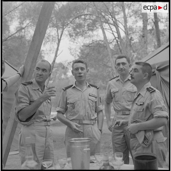 [Soldats de la 5e compagnie du 2e régiment de zouaves (RZ) posant au campement de la forêt Moulay Ismaïl.]