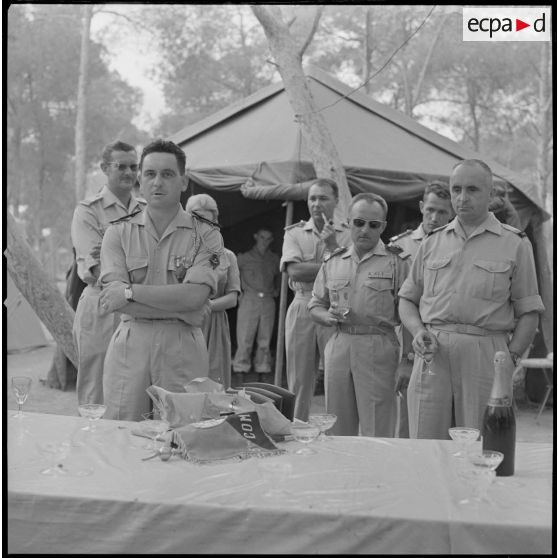 [Capitaine de la 5e compagnie du 2e régiment de zouaves (RZ) posant au campement de la forêt Moulay Ismaïl.]