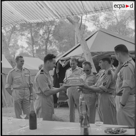 [Capitaine de la 5e compagnie du 2e régiment de zouaves (RZ) recevant des cadeaux au campement de la forêt Moulay Ismaïl.]