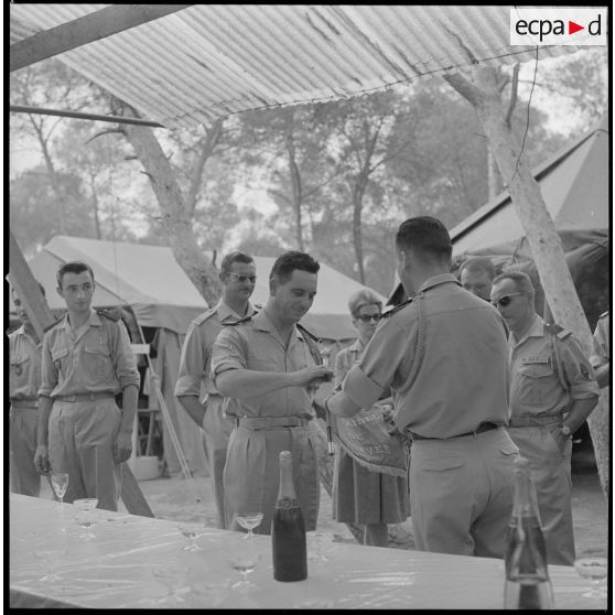 [Capitaine de la 5e compagnie du 2e régiment de zouaves (RZ) recevant un fanion dans le campement de la forêt Moulay Ismaïl.]