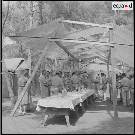 [Soldats de la 5e compagnie du 2e régiment de zouaves (RZ) buvant un verre au campement de la forêt Moulay Ismaïl.]