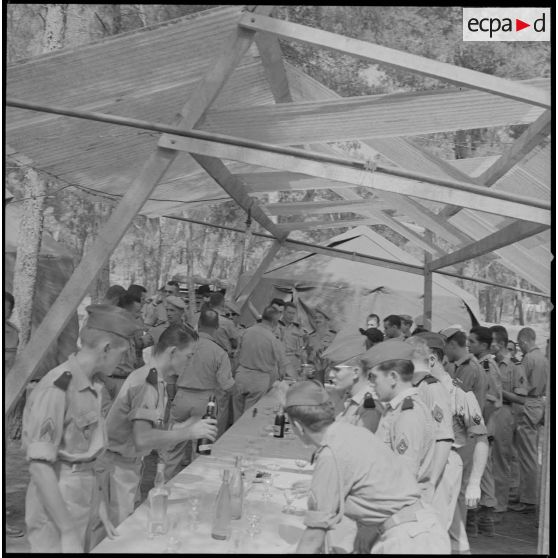 [Soldats de la 5e compagnie du 2e régiment de zouaves (RZ) buvant un verre au campement de la forêt Moulay Ismaïl.]