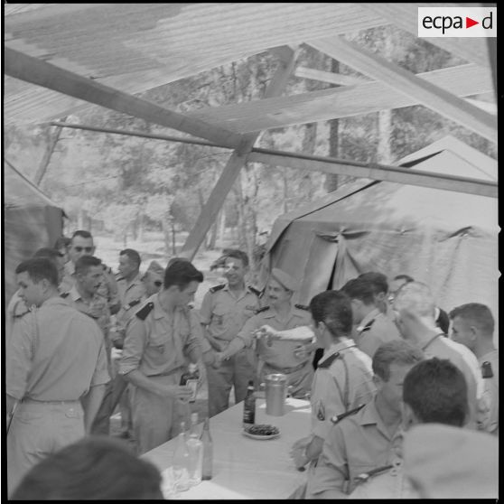 [Soldats de la 5e compagnie du 2e régiment de zouaves (RZ) buvant un verre au campement de la forêt Moulay Ismaïl.]