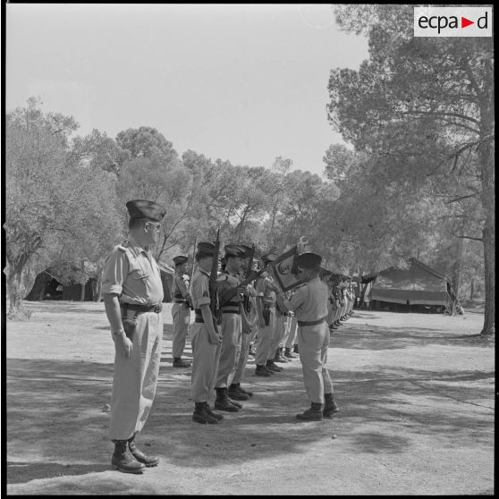 [Capitaine de la 5e compagnie du 2e régiment de zouaves (RZ) remettant un fanion au campement de la forêt Moulay Ismaïl.]